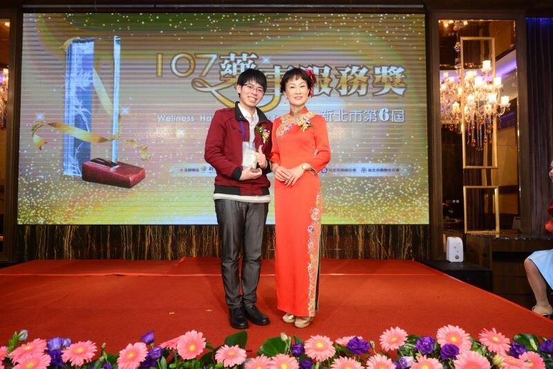 鄭文柏於2018年獲得新北市藥事服務獎的社區服務卓越獎。（圖片來源/鄭文柏）