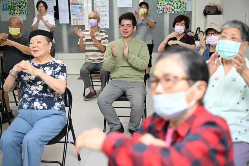 鄭文柏與長輩一起參與C據點活動。（攝影/劉國泰）