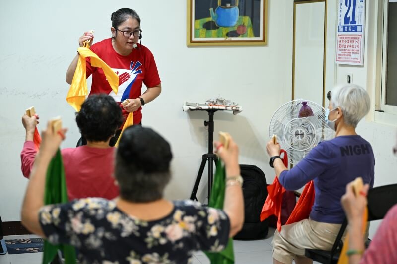 有FU長照站的長輩在老師的帶領下進行預防延緩失能課程。（攝影/劉國泰）