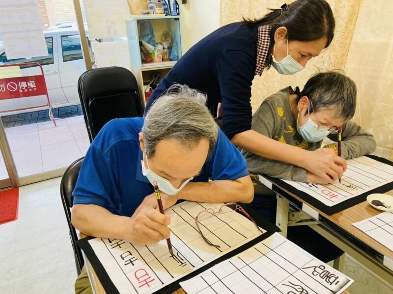 寫書法可以安定長輩身心及訓練肢體。（圖片來源/鄭文柏）