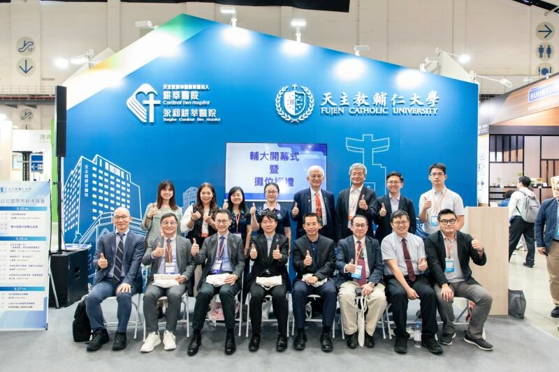 前排右起，輔仁大學事業長黃揚名、輔仁大學醫學院院長廖俊厚、輔大醫院副院長徐明洸、輔仁大學行政副校長楊志顯、輔仁大學資源與事業發展副校長彭正浩、新店耕莘醫院院長鄒繼群、永和耕莘醫院院長趙嘉倫。後排右起，輔大醫院老年醫學中心執行長張哲誠、輔仁大學醫學院跨專業長照碩士學位學程主任施以諾、國家生技醫療產業策進會執行長錢宗良、輔仁大學高齡產業新創加速器計畫主持人謝邦昌、耕莘醫院長照副院長洪淩鈺、永和耕莘醫院長照副院長許瓊文、羅東聖母醫院處長尹佩芳、湖口社區長照機構組長林文心。(圖片來源/輔仁大學)