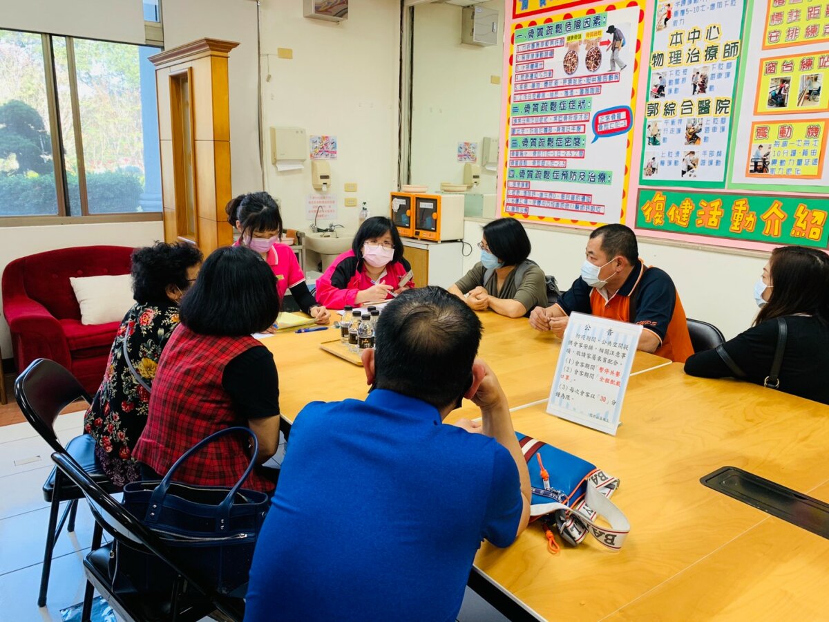 悠然山莊的護理師、社工師和家屬會談照顧計劃。(圖片來源/悠然山莊)