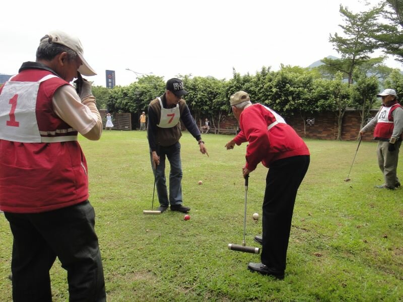 長輩們在庭院打槌球。（圖片來源/仁濟安老所）