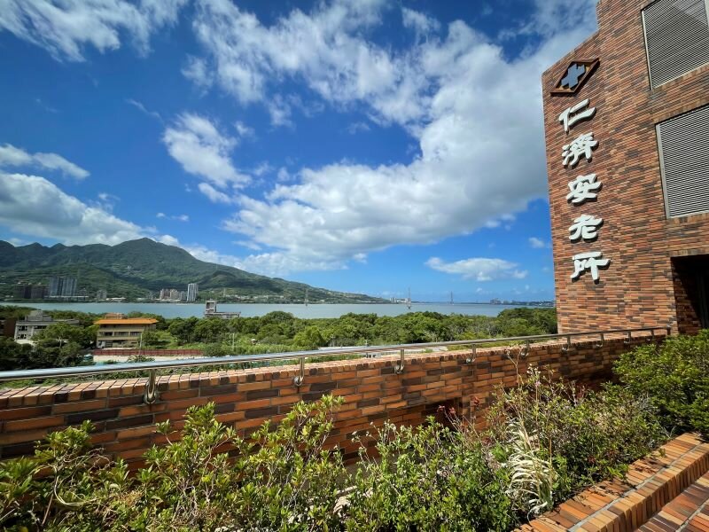 仁濟安老所視野開闊，可遠眺觀音山與淡江大橋。(攝影/戴淨妍)