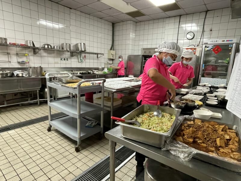 中午時分，悠然山莊的廚師們正忙碌製備約250份餐點。(攝影/戴淨妍)