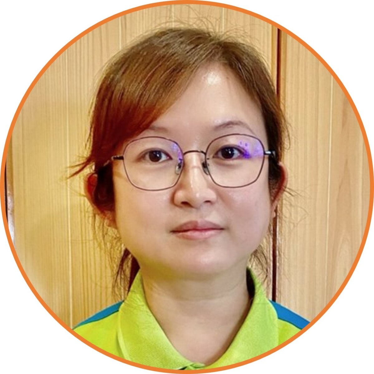 作者王玫分為秀傳醫療體系溪州秀和苑日照中心主任，曾任中國醫藥大學附設醫院護理師及住宿型機構護理長，具備完整臨床與長照經驗。專注於高齡照護、服務品質與人力管理，致力推動「Yes文化」落實於日照服務，實踐以人為本的全人關懷。