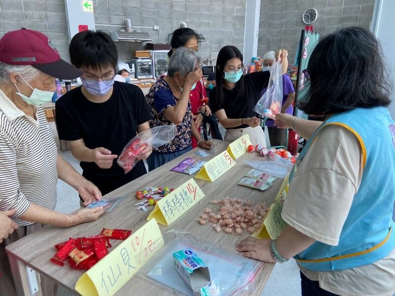 長輩與照服員正在進行認知復能活動。(圖片來源/國軍左營總醫院)