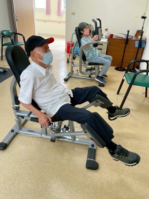 小規機長輩使用低阻力運動器材。(圖片來源/國軍左營總醫院)