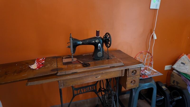 圖四:有些長輩以前是裁縫高手,縫紉機能派上用場。(圖片來源/侯勝宗)