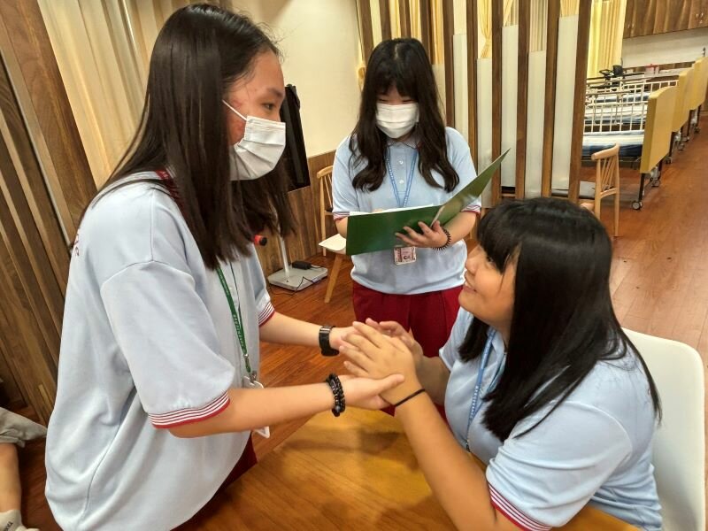 學生在模擬教學中分別擔任長者與照護者角色，透過情境互動練習溝通與陪伴技巧，展現專業同理與實作能力。(圖片來源/敏惠醫護管理專科學校)