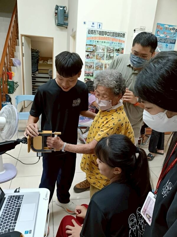 學生協助長者操作智慧訓練設備，透過科技互動進行肌力與反應力訓練。(圖片來源/敏惠醫護管理專科學校)