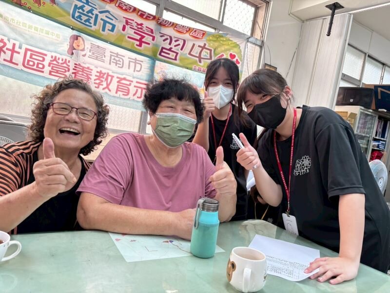 長輩與學生開心合照，展現跨世代學習的熱情與溫暖交流。(圖片來源/敏惠醫護管理專科學校)