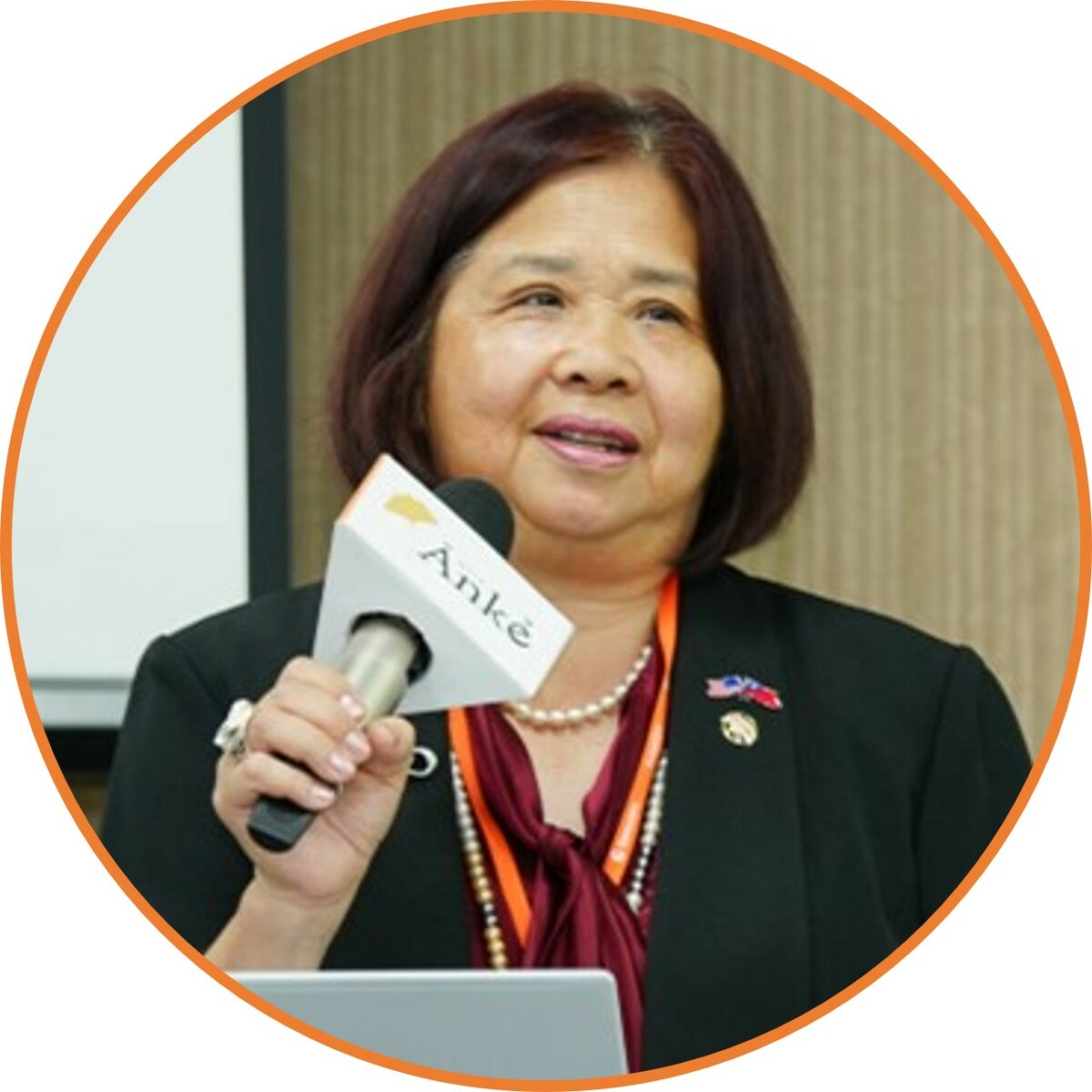 楊逸鴻博士為美國Citizens For Quality Care Co.總裁、第38屆北美洲台灣商會聯合總會（TCCNA）副總會長，曾獲「國際商業領袖獎」，是美國資深長照管理顧問，擁有豐富的醫療與高 齡照護經驗。專長於品質管理、健康政策與醫療保險，長期協助政府與機構優化長照服務；同時投身教育與專業培訓，推動照護制度創新與跨文化交流。