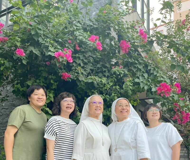 由左至右：營運長吳佩蓉、長青組主任王婉如、天主教聖母聖心修女會會長吳富柔修女、天主教曉明社會福利基金會執行長黃淑貞修女、社工督導王昱婷。(圖片來源/天主教曉明社會福利基金會)