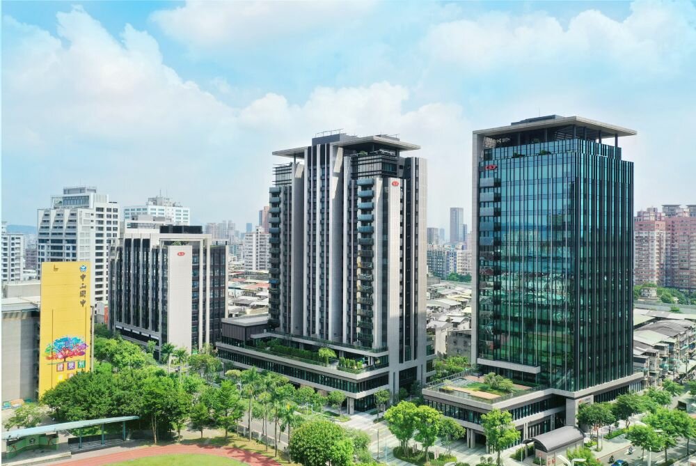 「新板傑仕堡」全齡生活園區結合出租式樂齡宅、飯店、公設空間與健康照護資源，打造一個橫跨商務族群與銀髮族的混合型場域。(圖片來源/新光新板傑仕堡)