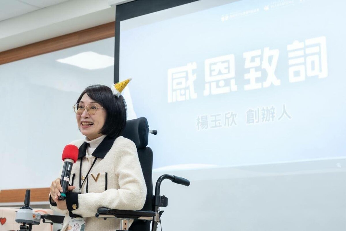 圖五:為愛前行基金會創辦人楊玉欣致詞,感謝專業人士及社會大眾共同的努力