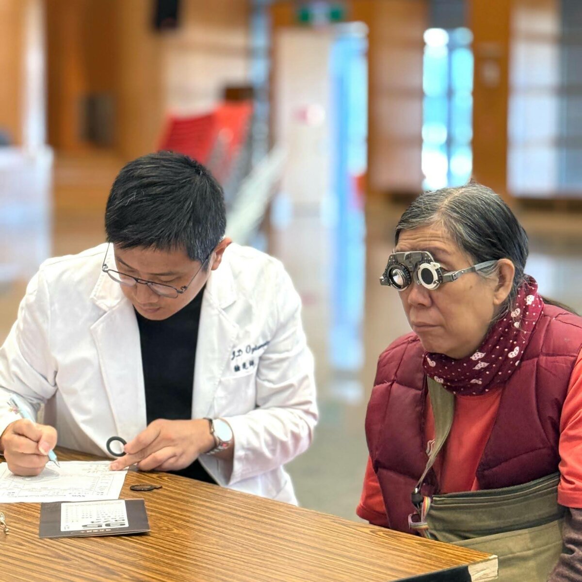 當長者「看不清、聽不清」時，真正被影響的往往不只是感官本身，而是整體生活參與能力、移動安全與自我照顧能力。（圖片來源：黃群宸）