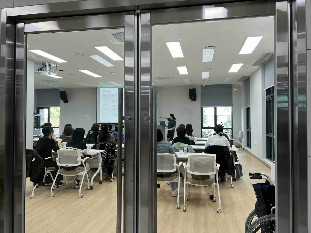 KB Golden Life Care Eunpyeong Village 設有 Care Academy，所有照服員入職前都會先到此受訓