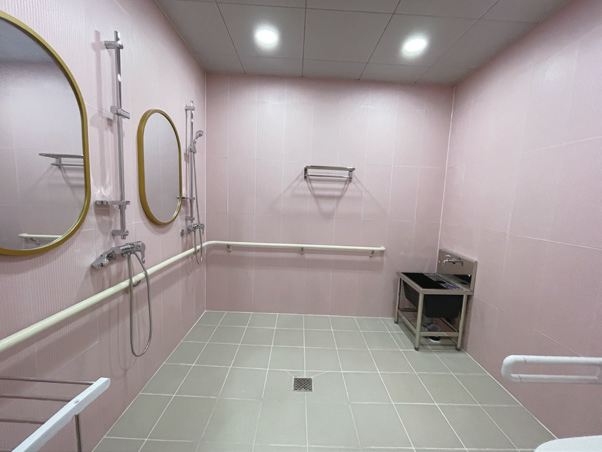 Buchu The Classic 的沐浴空間依照性別區分並設有更衣室，圖為女性專屬浴室。