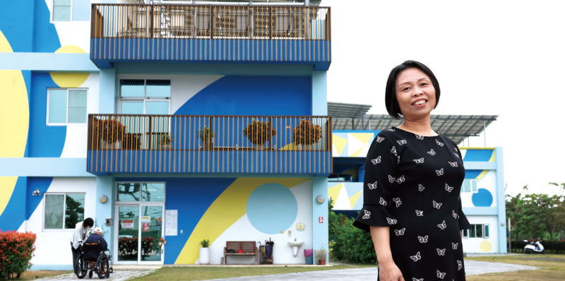 吾老莊外牆漆著明亮色調，有如民宿。