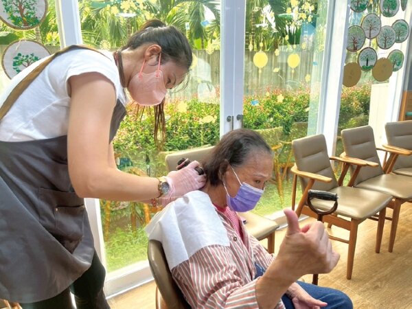 機構長輩正在理髮。 