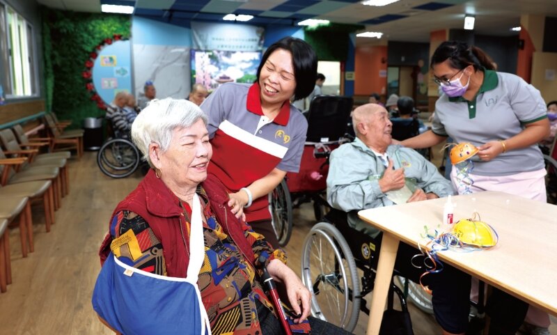 邱秋華（左二）與長輩互動。
