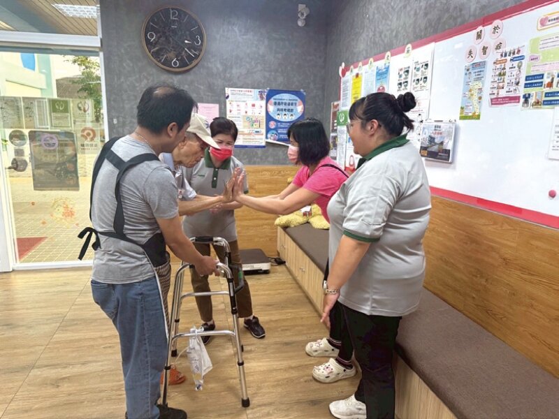 大愛也有專業服務單位，圖中為治療師到機構協助長輩復能。