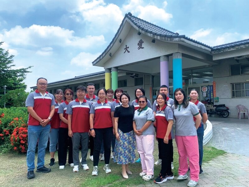 邱秋華（前排右四）與大愛長照體系同仁。