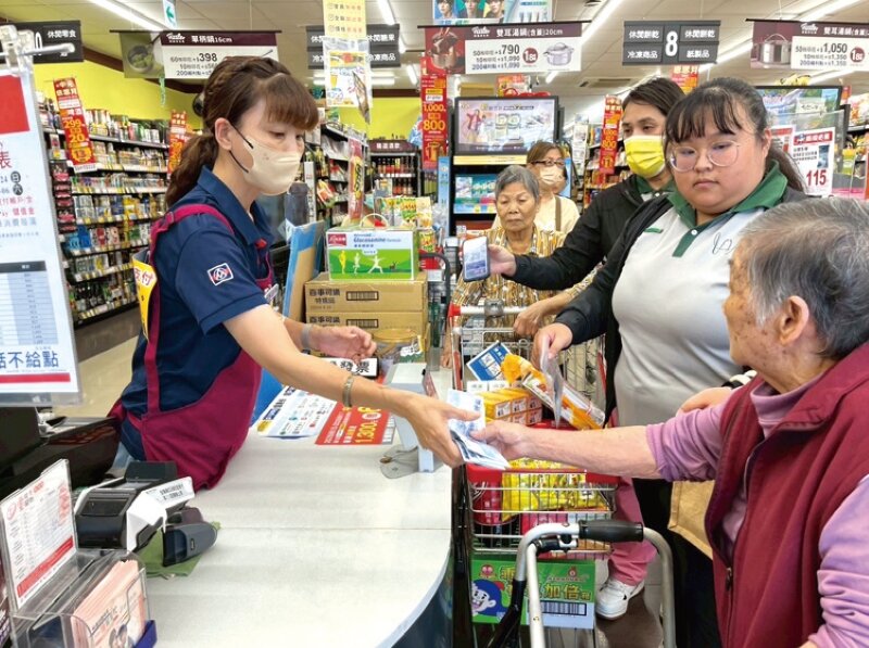 吾老莊長輩到超市採買普渡用品。