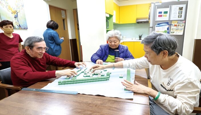 午休時間，七張團屋三人切磋牌技，陳爺爺胡牌了。