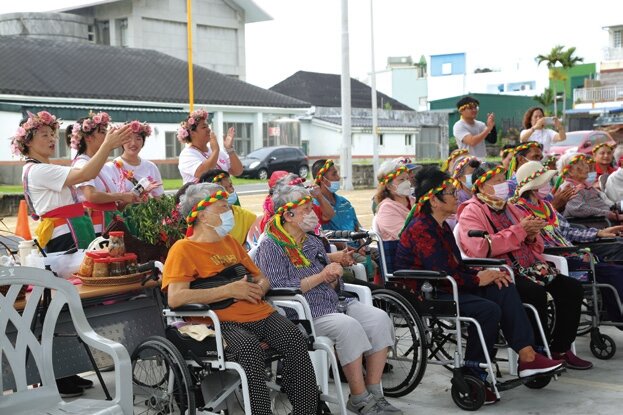 2025 年7 月，台東縣成功鎮公所張羅場地，士糧社福的失智團屋服務團隊為長輩量身打造「拉士糧豐年祭」。