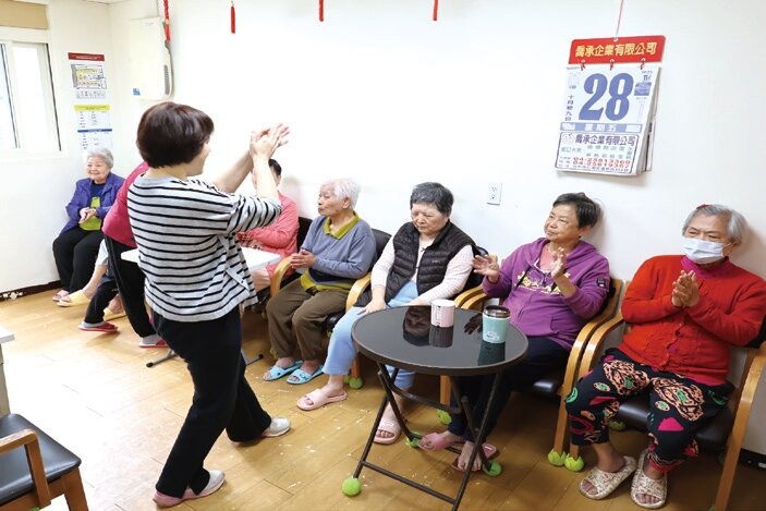 士糧社福的長輩在七張團屋上音樂課。