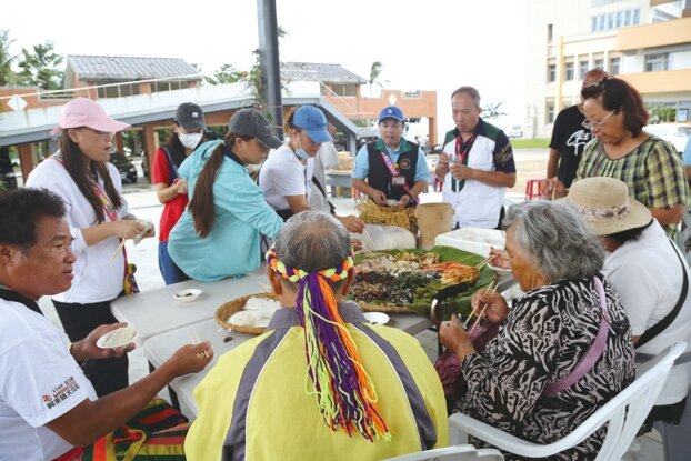 吳爺爺（黃衣）曾是部落頭目， 失智後住進團體家屋，直到豐年祭當天穿上族服，在歌舞與佳餚催化下，走向頭目專屬座位。
