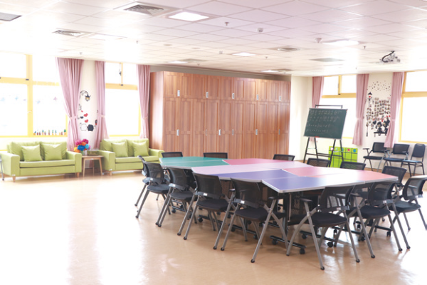 樂智日照中心的活動空間，氣氛溫暖像民宅客廳。