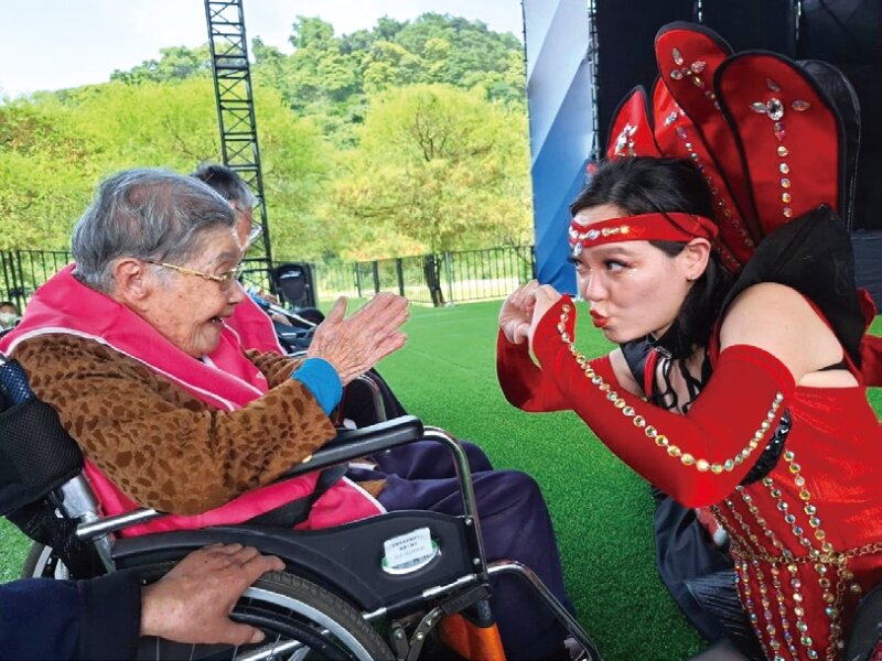 泰安長輩與表演人員互動