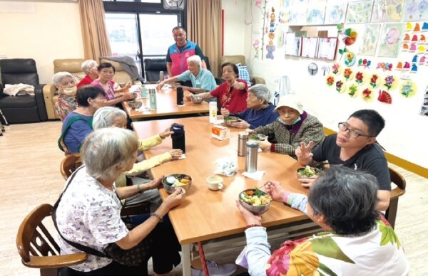 長輩們用餐,泰安提供全素食