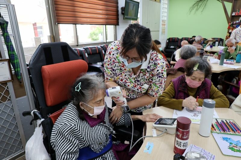 照服員每天一早先協助測量體溫、血壓。（攝影/侯俐安）
