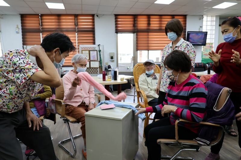 86歲周李時阿嬤在毛巾遊戲贏得勝利。(攝影/侯俐安)