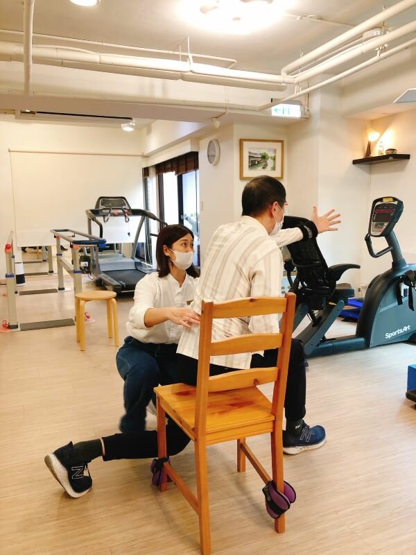  治療所的一隅正進行巴金森復健療程。(圖片來源/起辰聯合治療所)