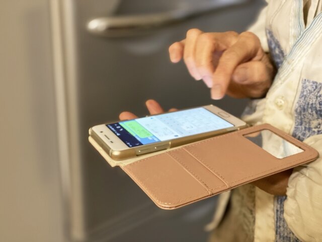 當照顧變成長期且複雜的歷程，單靠即時通訊軟體，其實很難支撐一個完整的照顧系統。(圖片來源/photo AC)