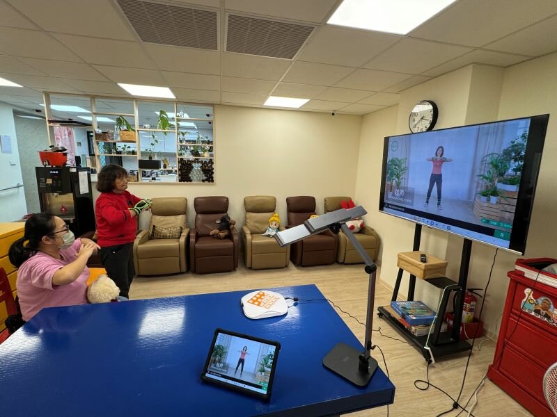 長者正在使用銀髮運動訓練機。（圖片來源/樂智日照中心）