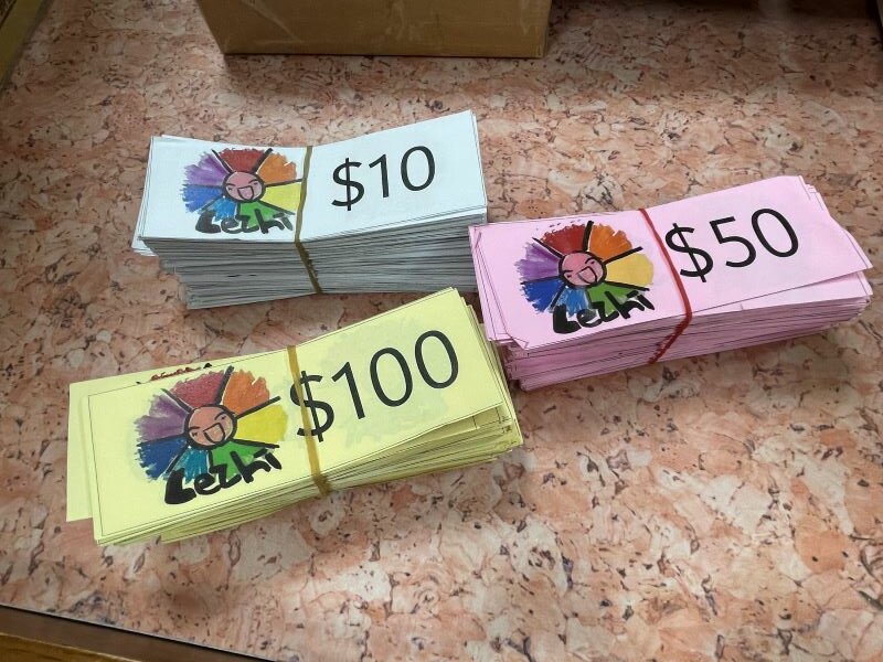 樂智日照的快樂幣與存摺，可以讓長輩兌換想要的生活用品。（攝影/戴淨妍）