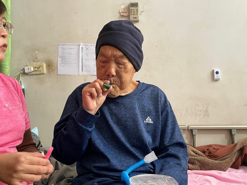 居家護理師到長輩家中執行長照進食與吞嚥照護。（攝影/戴淨妍）