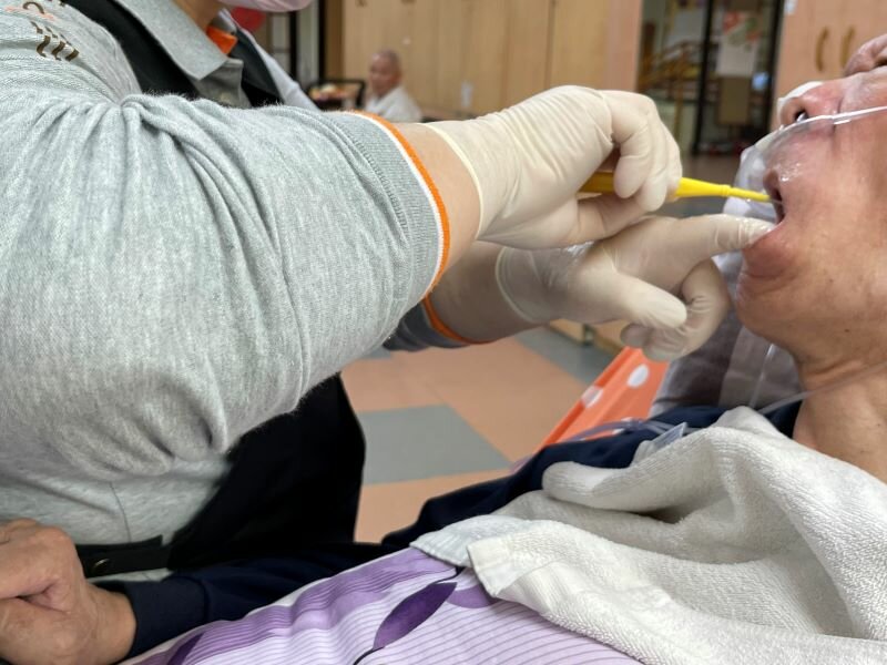 住宿機構為長輩做口腔機能復甦。（攝影/戴淨妍）