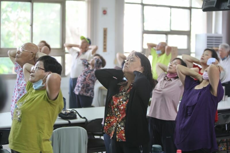 台南關廟的活動中心內，CAM CAM計畫團隊正在做預防延緩活動。(圖片來源/黃曉靈)