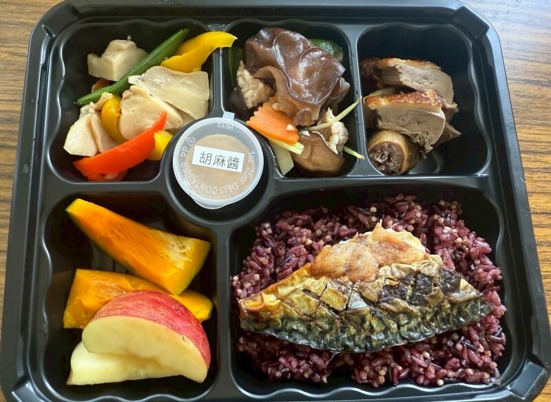 CAM CAM海陸雙拼便當，包含鯖魚、鴨肉、豬肉、杏鮑菇與紅椒等，一份約600大卡。(圖片來源/黃曉靈)