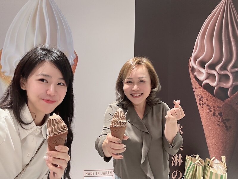 林溦（左）小蔡淑芬13歲，兩人是事業上的最佳拍檔。(圖片來源/蔡淑芬)