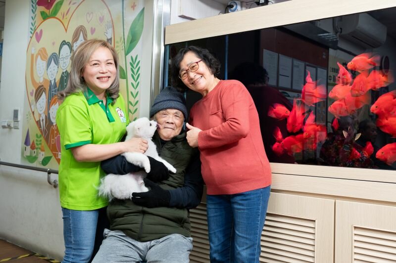 蔡淑芬的三姊（右起）在慈安的廚房工作，90多歲的爸爸和愛犬蔡豆花則是機構的「吉祥物」。(攝影/黃明堂)
