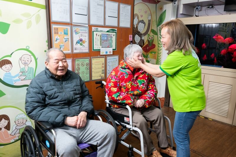 蔡淑芬笑語宏亮，經常逗得長輩笑咪咪。(攝影/黃明堂)