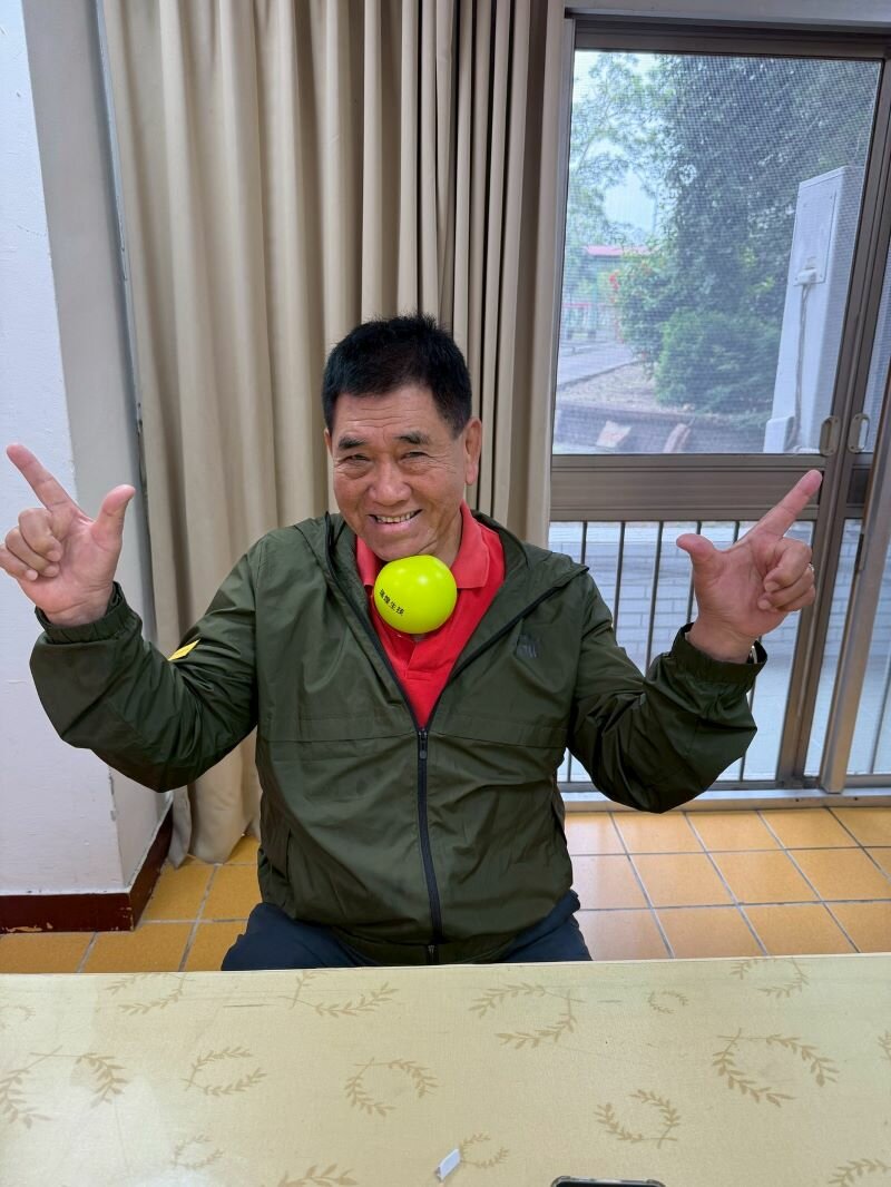 小港醫院在社區做口腔機能預防延緩活動，圖中長輩正在做下巴軟球運動。